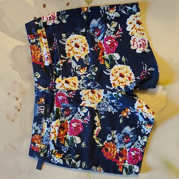 💙 Floral Shorts 💙 Host Pick 🥂🍾 - Picture 2 of 5